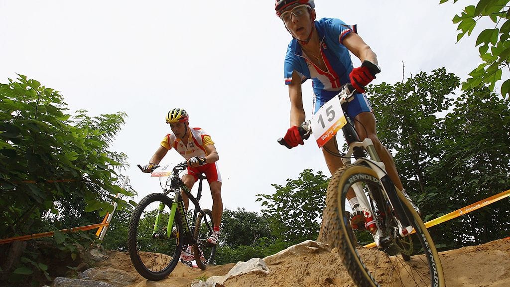 Maastopyöräilykilpailu vauhdissa. Peking, 2008