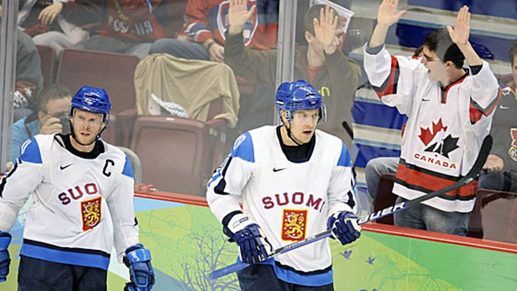 Saku Koivu ja Niklas Hagman. Kuva: Martti Kainuilainen/LEHTIKUVA.