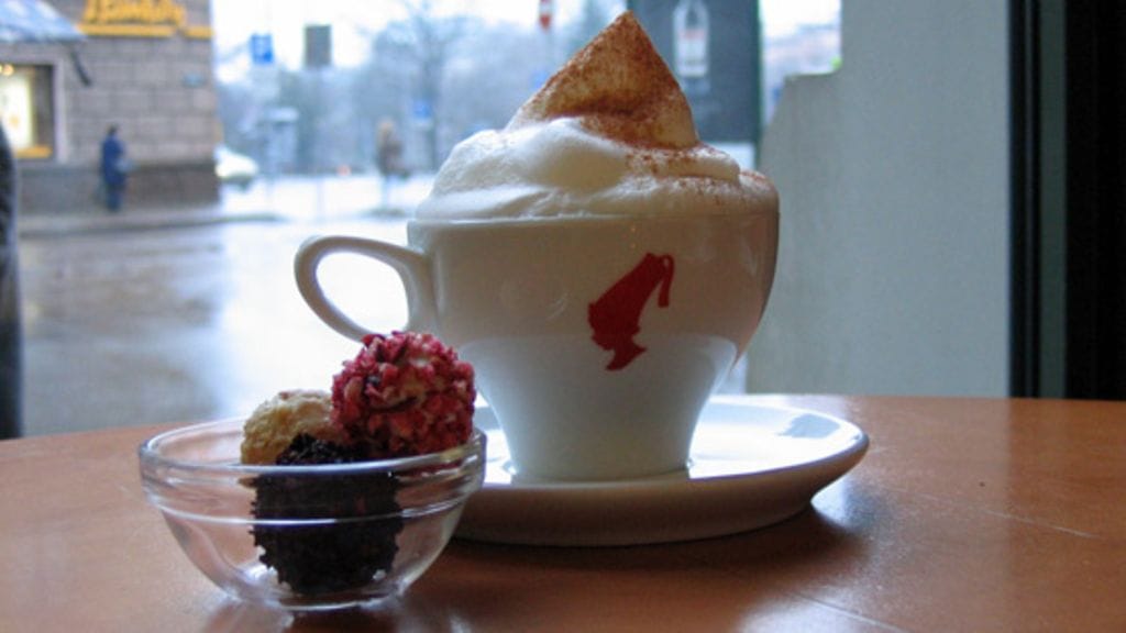 Emils Gustavs Chocolate -kahvilassa voi poimia mieleisensä herkut.