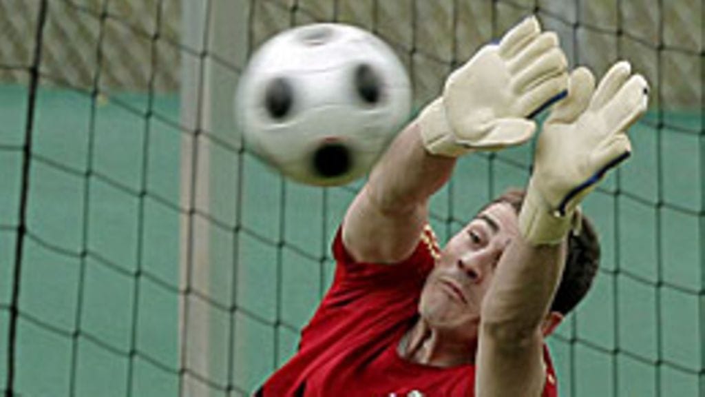 Iker Casillas venyttää harjoituksissa. Kuva: Juanjo Martin/EPA.