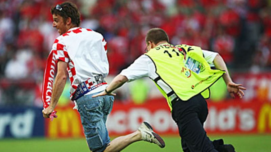 Kroatilaiskannattaja juoksee karkuun, kuva: Clive Mason / Getty