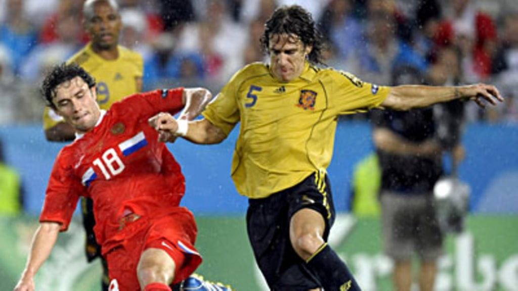 Carles Puyol (oik.) on paljon vartijana sunnuntaina. Kuva: Georgi Licovski/EPA.