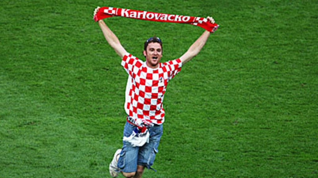 Kroatilaiskannattaja juoksi kentälle, kuva: Andreas Rentz / Getty
