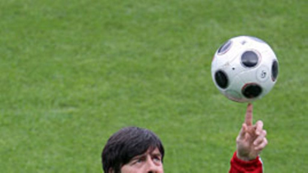 Pystyykö Joachim Löw laatimaan Saksalle voittavan taktiikan. Kuva: Georg Hochmuth/EPA.