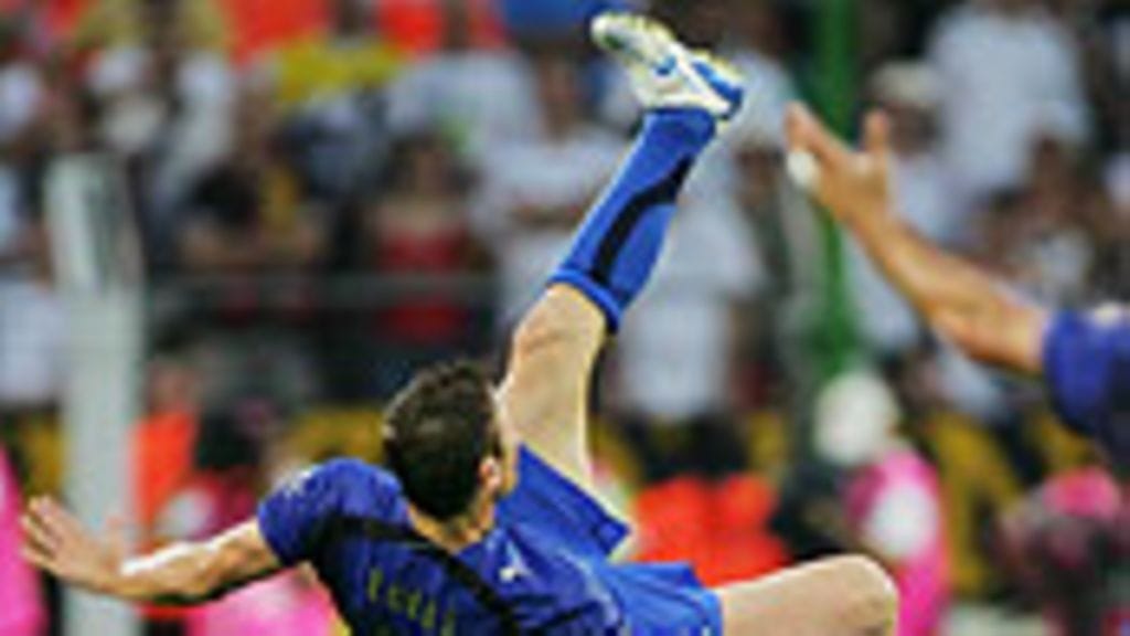 Francesco Totti, Italia (päällä), ja Michael Ballack, Saksa, Photo: Clive Mason/Getty Images Sport