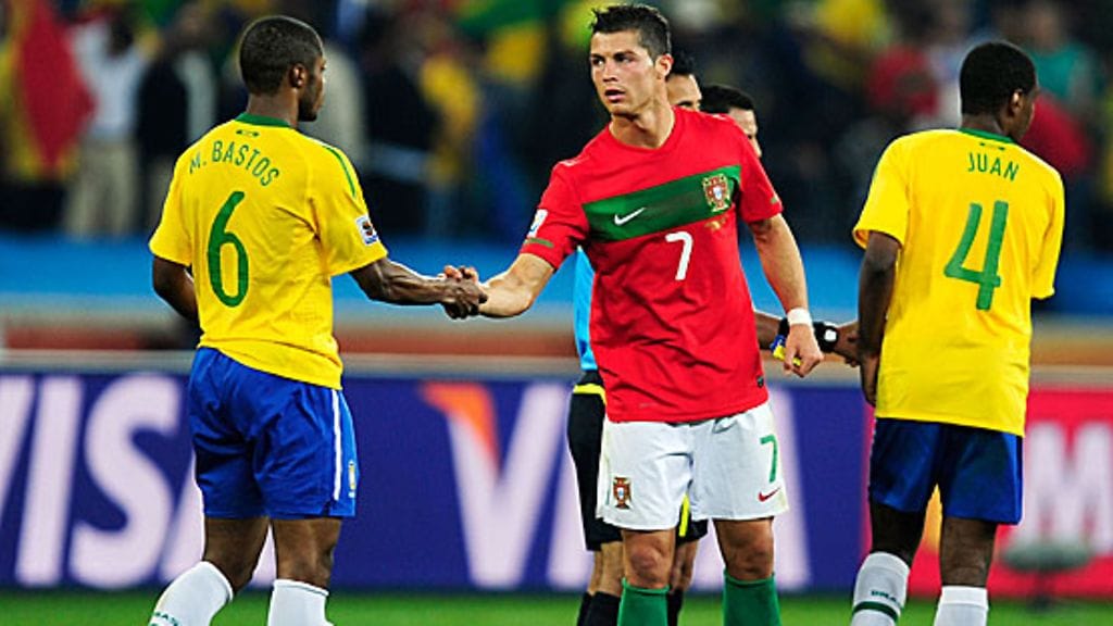 Michael Bastos ja Cristiano Ronaldo onnittelevat toisiaan jatkopaikasta, kuva: Jamie McDonald/Getty Images