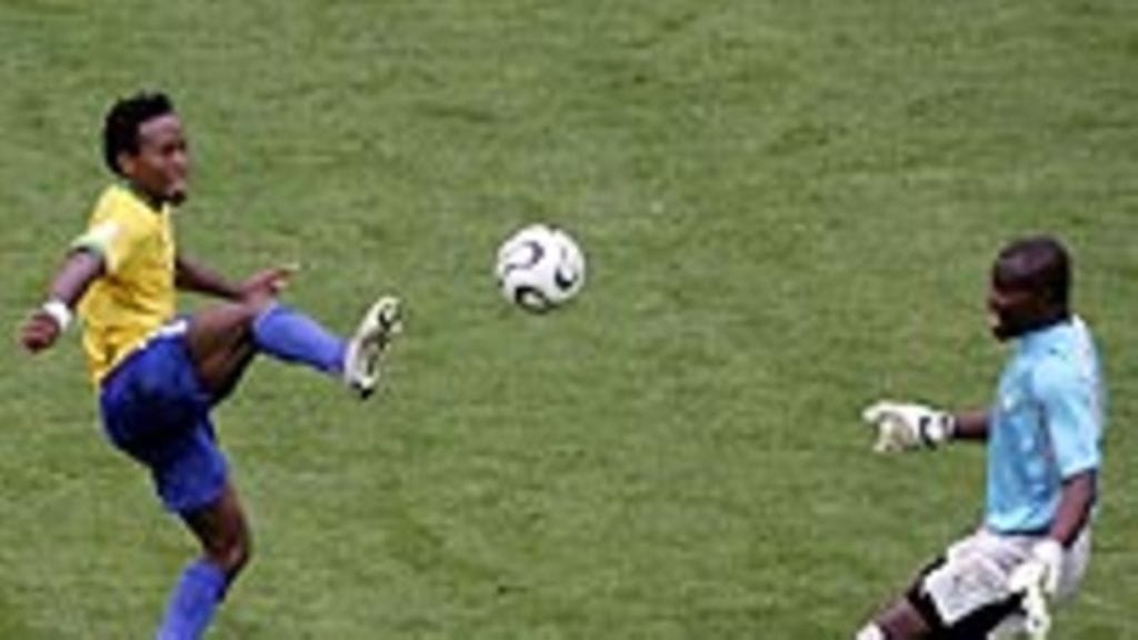 Zé Roberto, Brasilia (vas.), ja Richard Kingston, Ghana, Photo: Michael Steele/Getty Images Sport