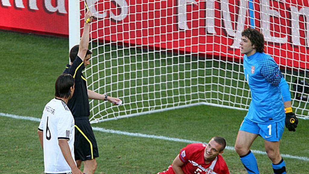 Nemanja Vidic saa keltaisen palkinnoksi hölmöilystään. Kuva: Robert Ghement/EPA.