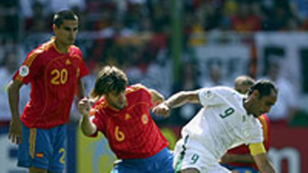 Sami Al-Jaber, Saudi-Arabia, pallon kanssa Espanja-pelissä, Photo: Michael Steele/Getty Images Sport