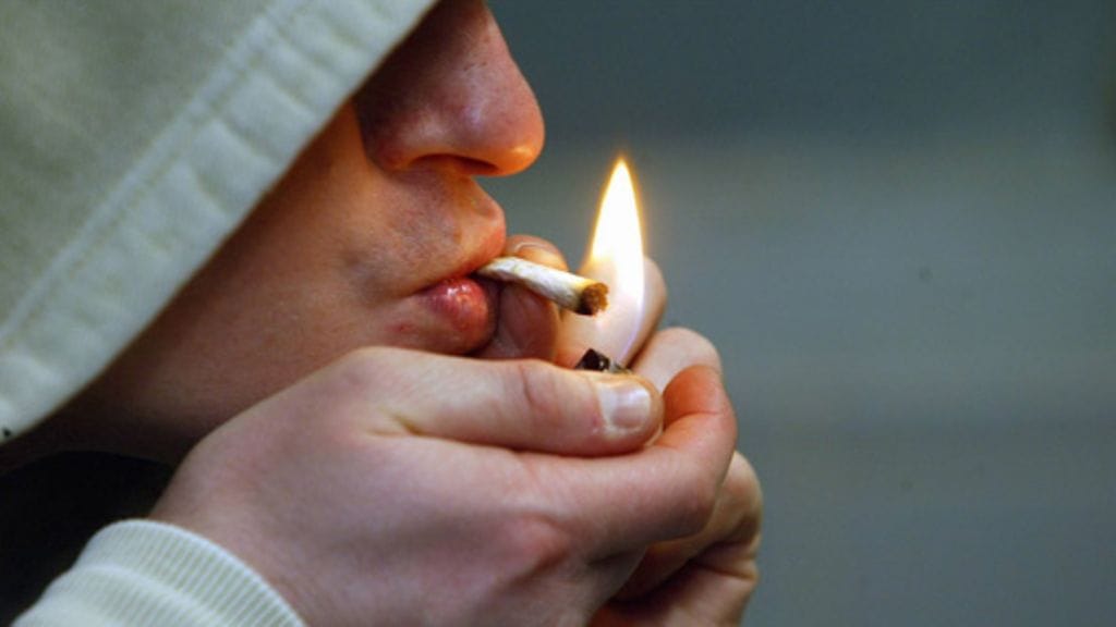 Pojan huumeiden käyttö tuli Petrille täysin yllätyksenä. Kuvan henkilö ei liity haastatteluun.