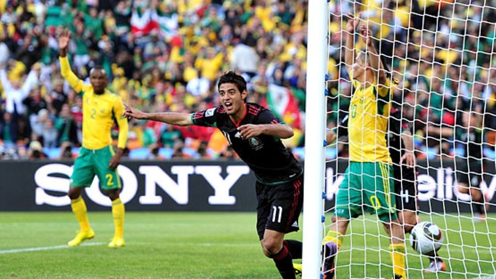 Carlos Vela yrittää turhaan vedota tuomareihin, kuva: Clive Mason/Getty Images