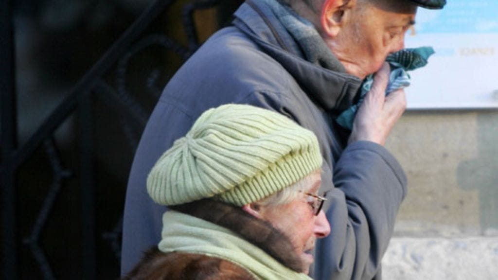 Flunssa voi olla vanhukselle hengenvaarallinen. Kuvituskuva.