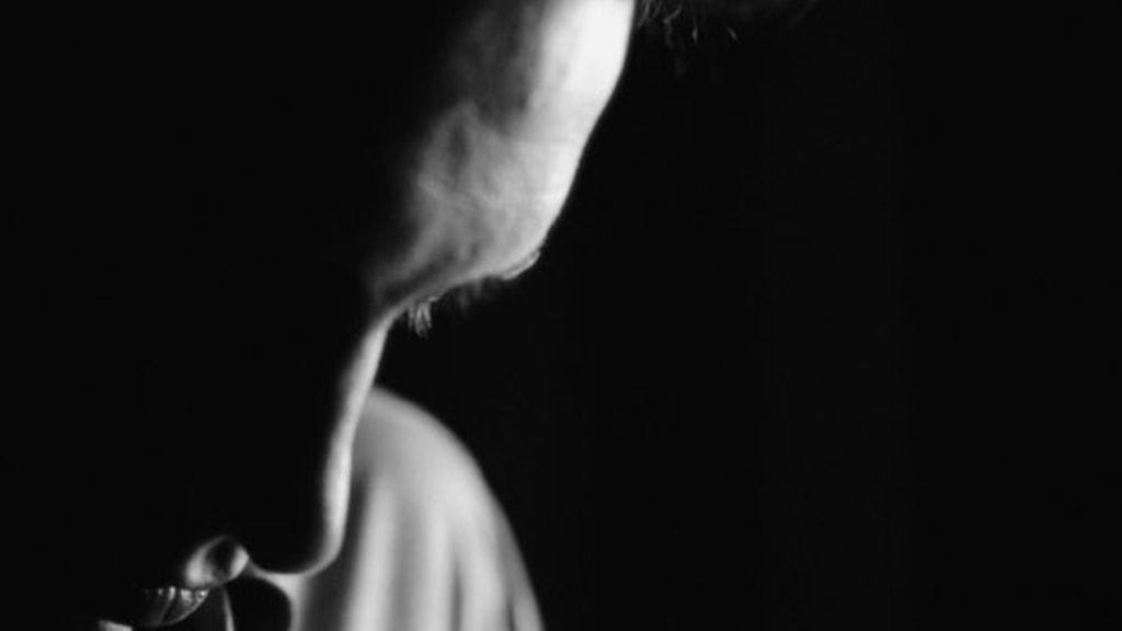 Pitääkö homoseksuaalin poliisin pysyä kaapissa?