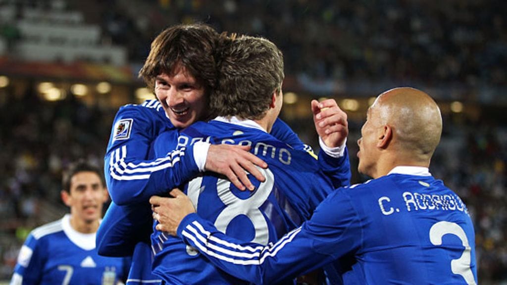 Lionel Messi ja Martin Palermo juhlivat, kuva: Phil Cole/Getty Images