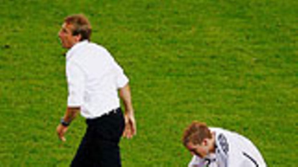 Jürgen Klinsmann ja Saksan pelaajat pettyneitä, kuva: Clive Mason