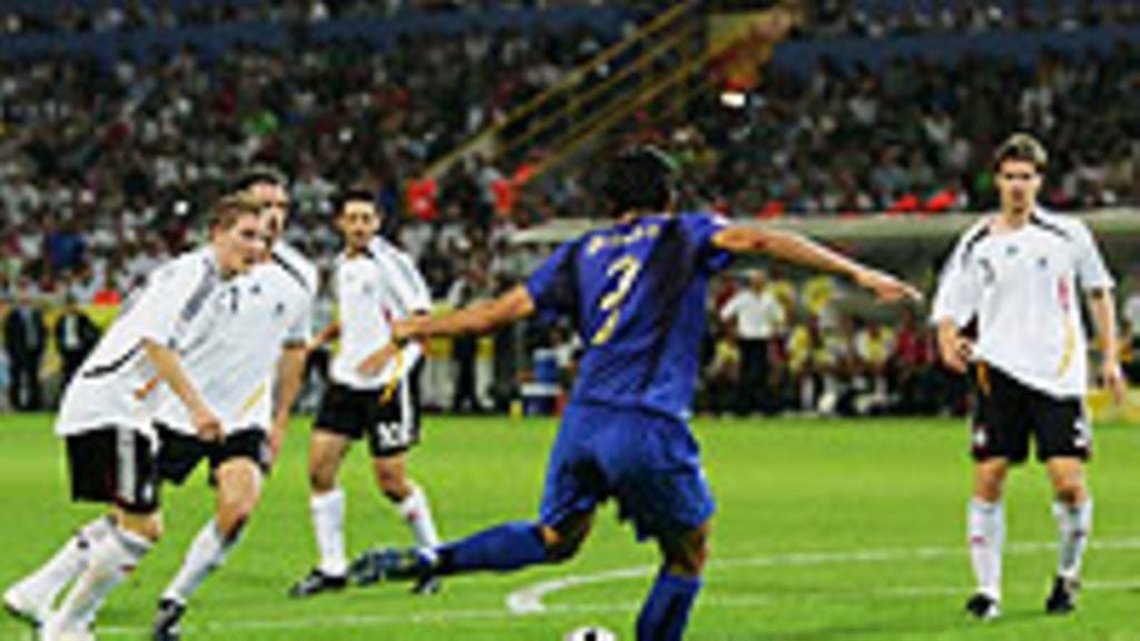 Fabio Grosso, Italia, potkaisee maalin Saksa-pelissä, Photo: Alex Livesey/Getty Images Sport