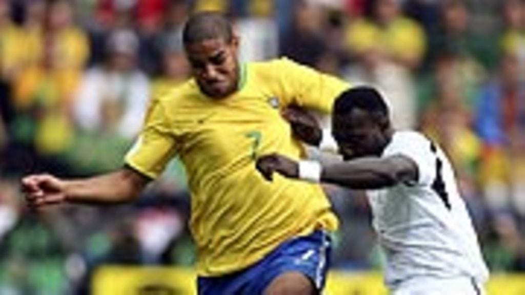 Adriano, Brasilia (vas.), ja John Mensah, Ghana, Photo: Michael Steele/Getty Images Sport