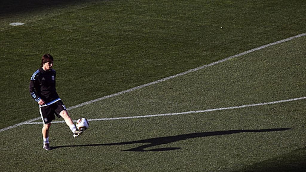 Lionel Messi opettelee Jabulani-palloa. Kuva: Streeter Lecke/GETTY.