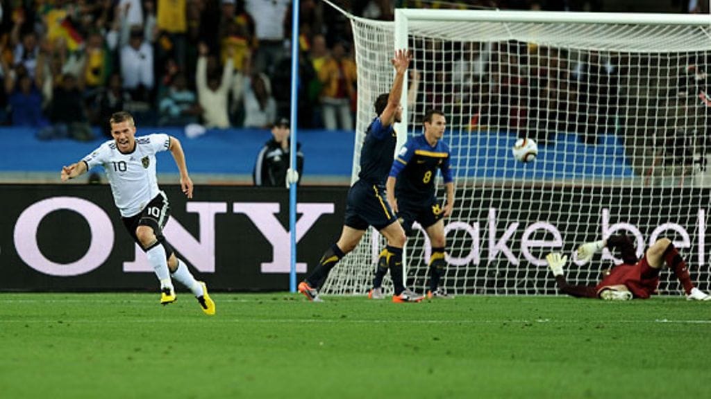 Lukas Podolski juhlii, Australian pelaajat ihmettelevät. (Kuva: Laurence Griffiths/Getty Images)