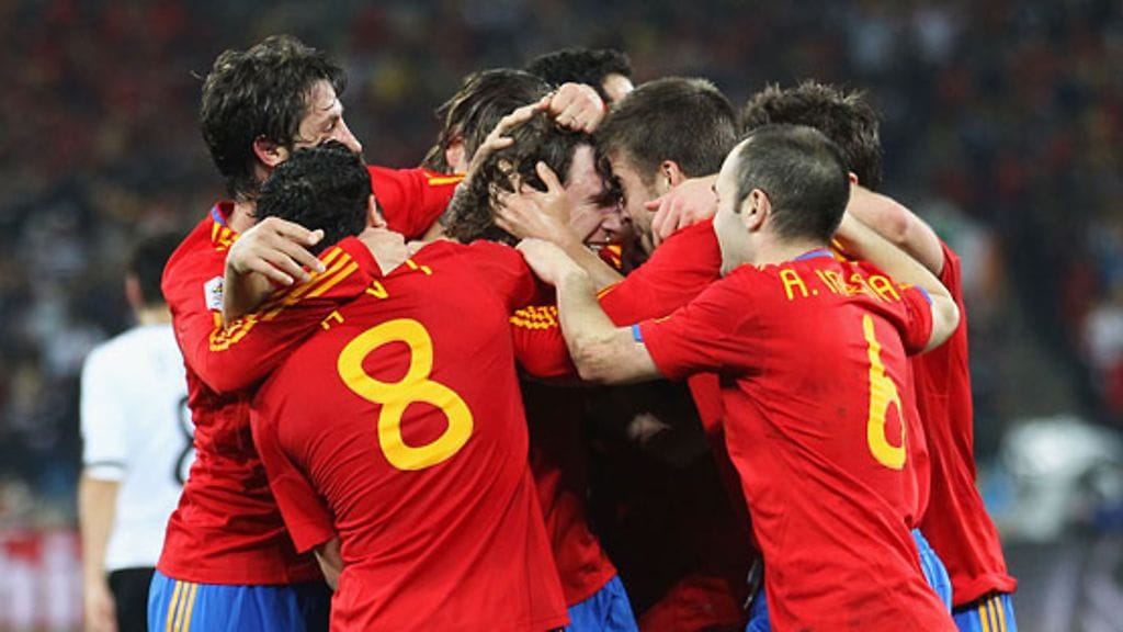 Carles Puyol joukkuetovereidensa onniteltavana, kuva: Joern Pollex/Getty Images