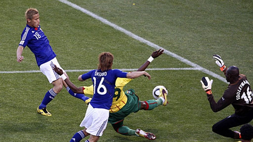 Keisuke Honda tuikkaa Japanin 1-0-maalin. Kuva: Nuno Veiga/EPA.