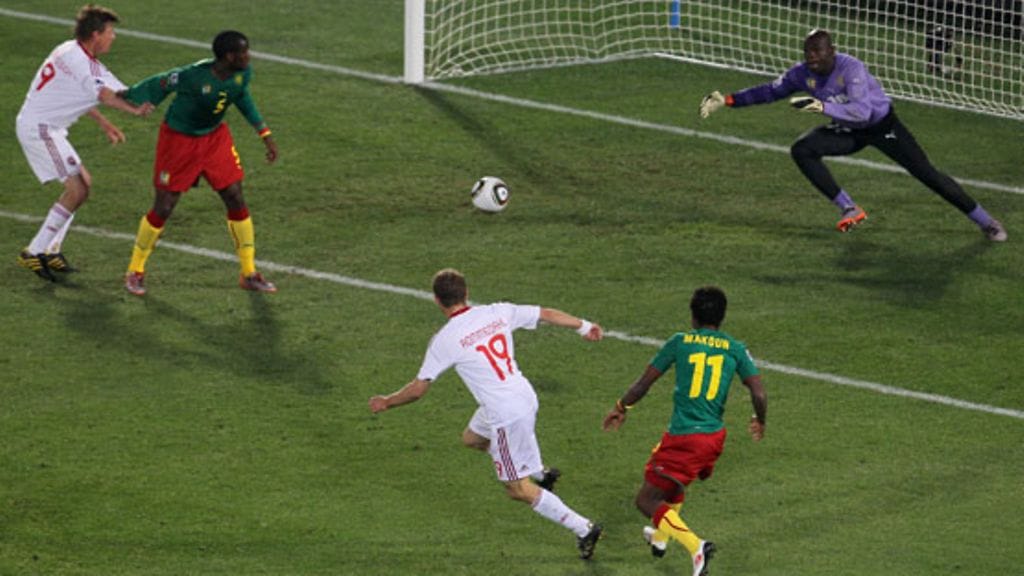 Dennis Rommedahl laukoo 2-1-voittomaalin, kuva: Chris McGrath/Getty Images