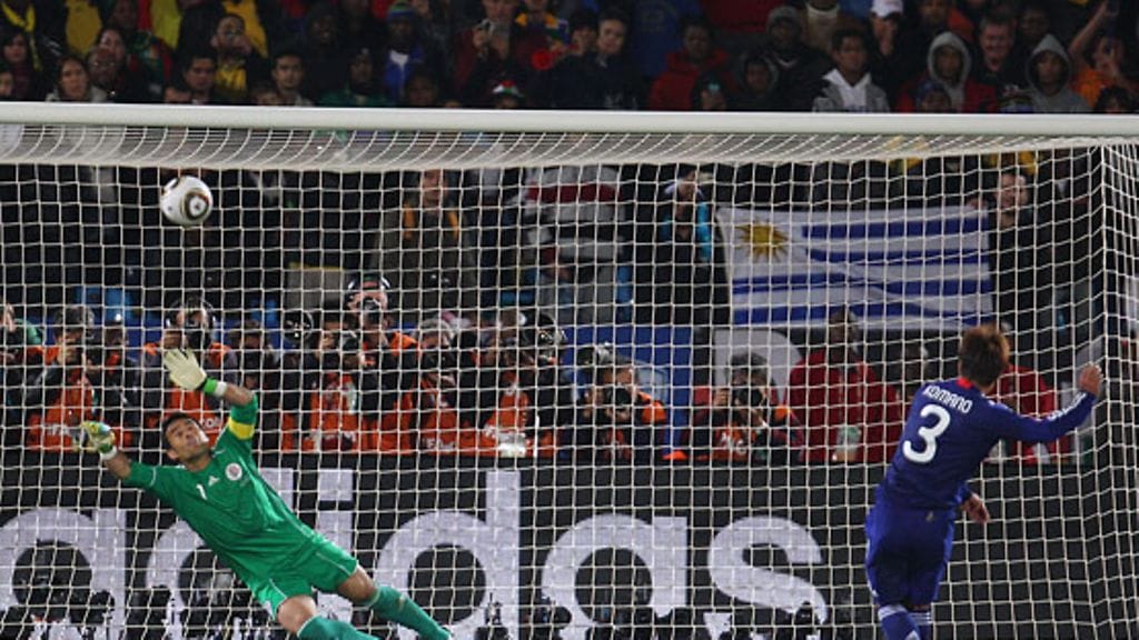 Yuichi Komano laukoi pallon ylärimaan, kuva: Mark Kolbe/Getty Images