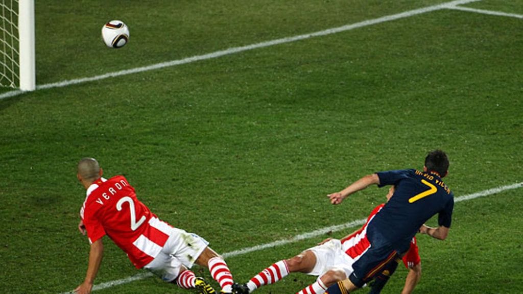David Villa upottaa 1-0-voittomaalin Paraguayn verkkoon, kuva: Lars Baron/Getty Images