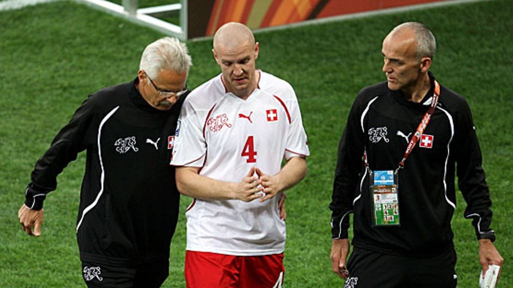 Philippe Senderos poistuu kentältä. Kuva: Steve Haag/GETTY.