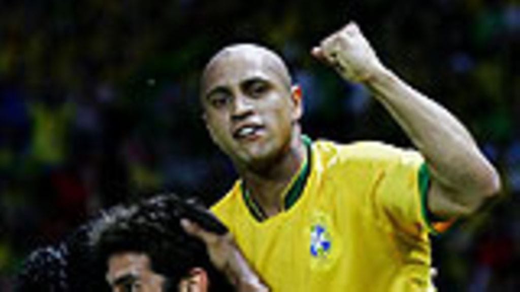 Roberto Carlos Kakan reppuselässä, kuva: Alex Livesey