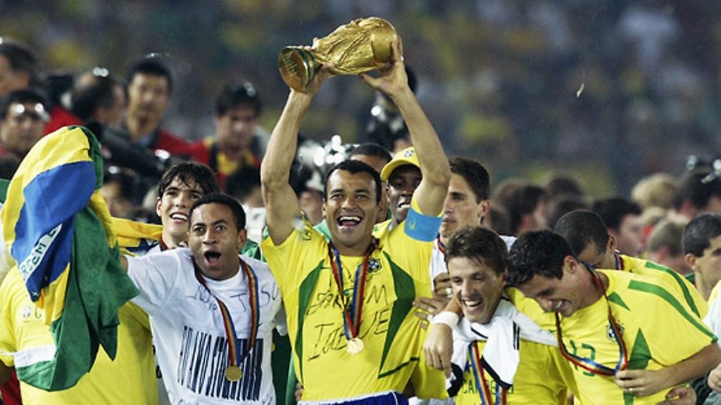 2002 Japani/Etelä-Korea: brassipelaajat juhlivat mestaruutta kapteeninsa Cafun johdolla.