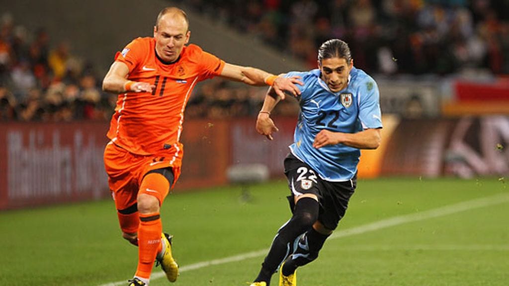 Arjen Robben ja Martin Caceres, kuva: Doug Pensinger/Getty Images