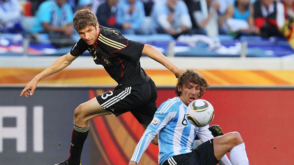 Thomas Müller ja Gabriel Heinze, kuva: Chris McGrath/Getty Images