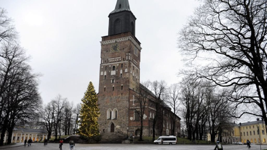 Turun tuomiokirkon kellot vahvistavat joulurauhan.