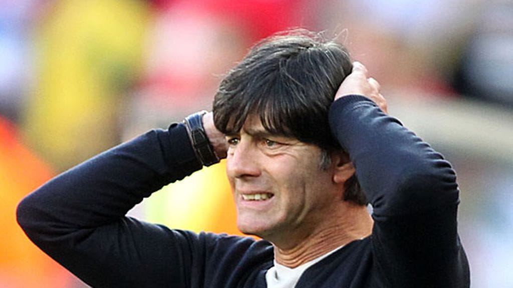 Saksan päävalmentaja Joachim Löw ei ole uskoa todeksi Klosen ulosajoa. kuva: Jörn Pollex/GETTY.