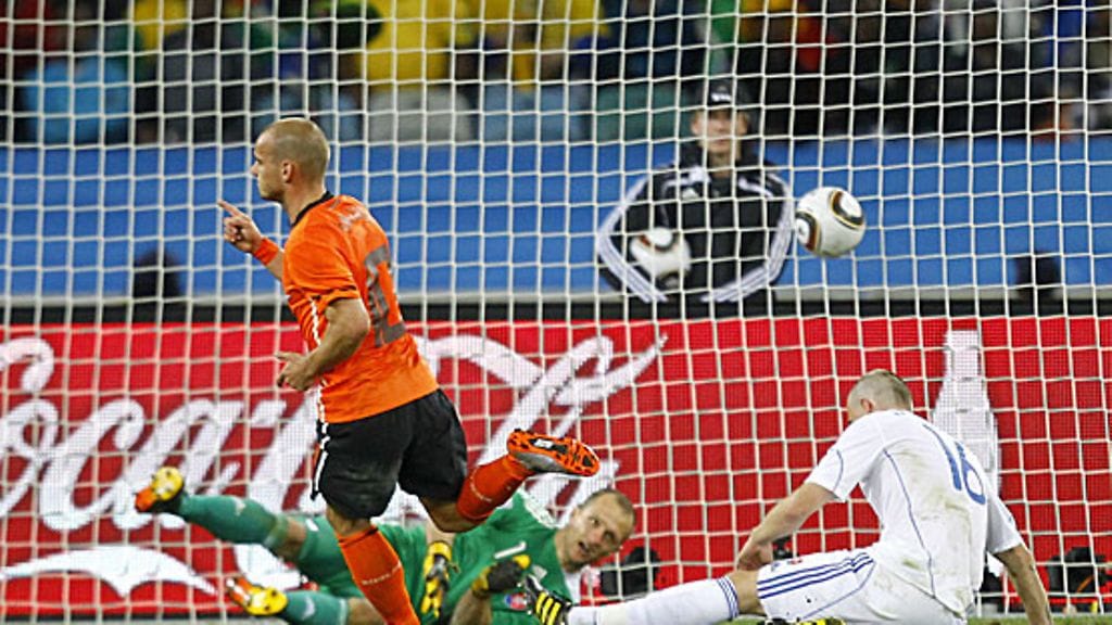 Wesley Sneijder on iskenyt Hollannin johtomaalin. Kuva: Kim Ludbrook/EPA.