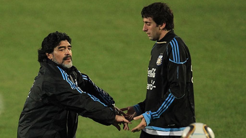 Diego Maradona antoi Diego Militolle ohjeita harjoituksissa, kuva: Chris McGrath/Getty Images