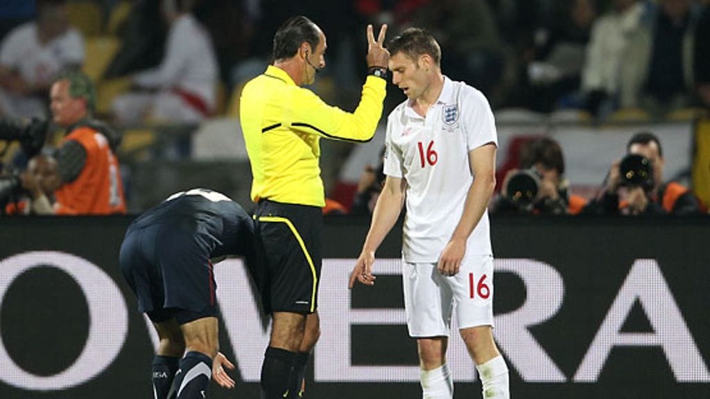 James Milner ei saanut armoa Carlos Simonilta, kuva: Phil Cole/Getty Images