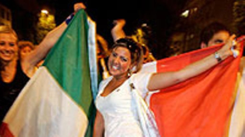 Italialaiset juhlivat finaalipaikkaa, kuva: Jan Pitman