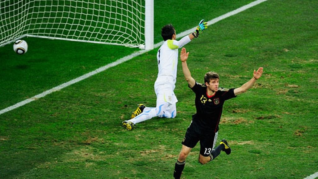 Thomas Müller teki kisojen viidennen maalinsa Uruguayn Fernando Musleran selän taakse, kuva: Jamie McDonald/Getty Images