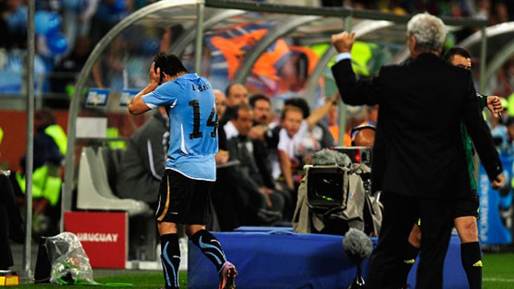 Nicolas Lodeiro poistuu häpeissään kentältä, kuva: Jamie McDonald/Getty Images