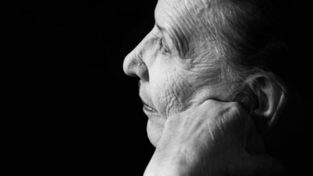 Puhekyvyn menetys on usein seurausta aivoinfarktista. Kuvituskuva.