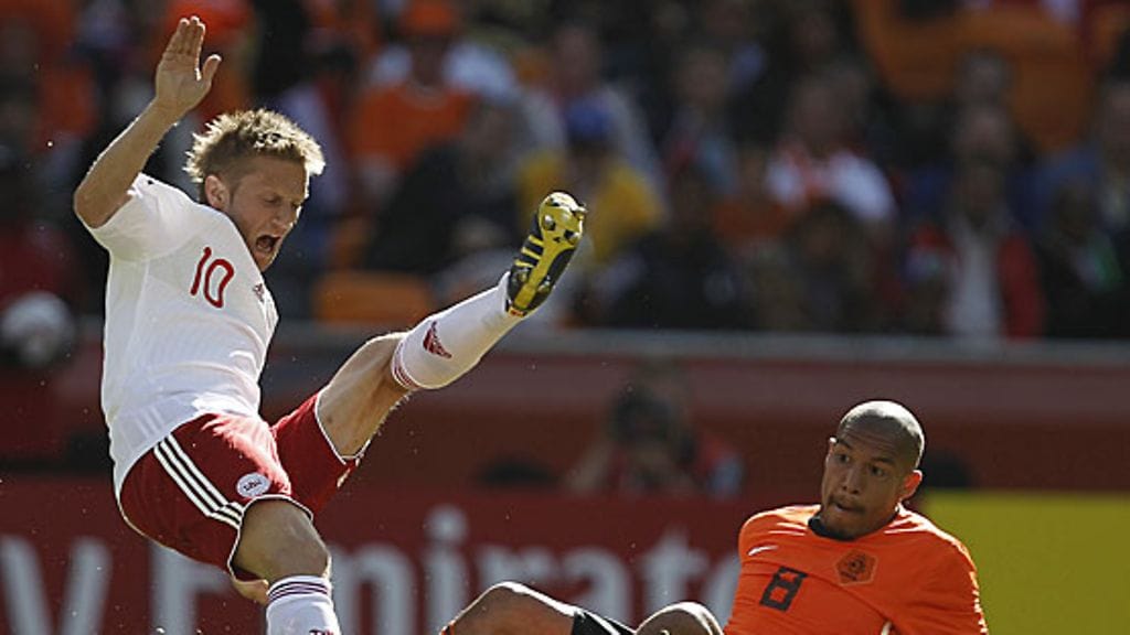 Nigel De Jong taklaa rumasti Martin Jörgenseniä. Kuva: Kerim Okten/EPA.