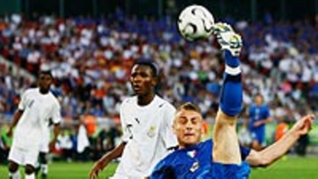 Daniele De Rossi, Italia, saksipotku Ghana-pelissä, Photo: Clive Mason/Getty Images Sport