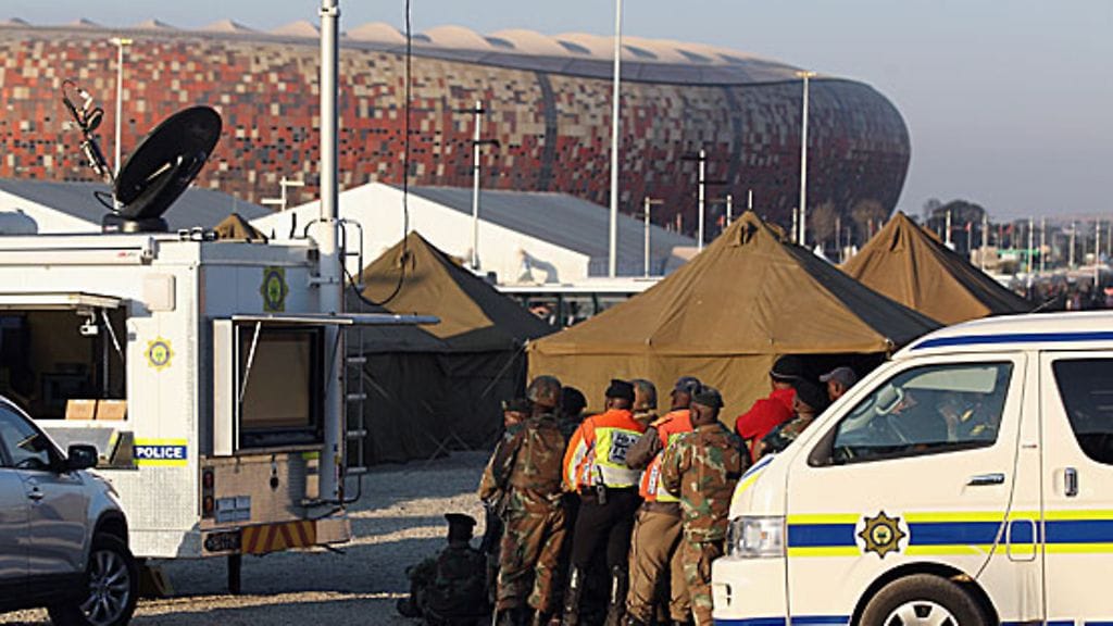 Poliiseja MM-avauksessa, kuva:Getty/Dan Kitwood