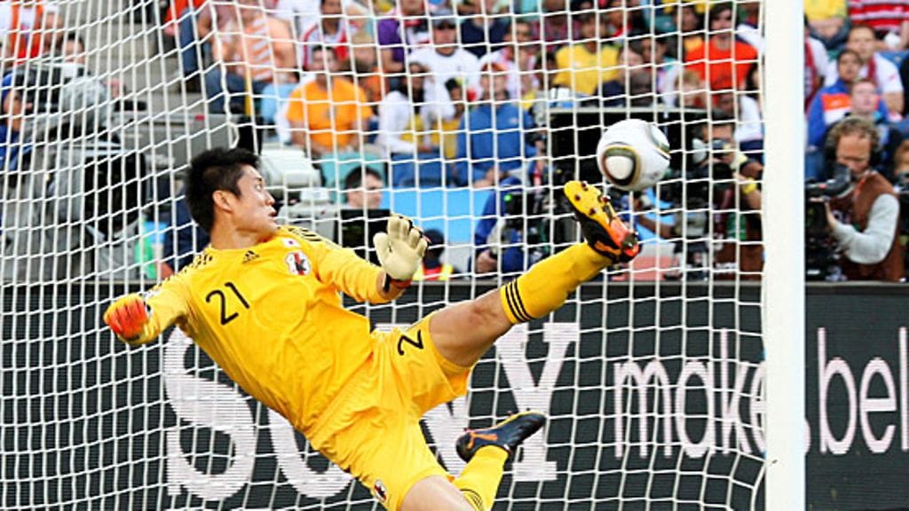 Eiji Kawashima katsoo ohi leijailevaa palloa. Kuva: Steve Haag/GETTY.