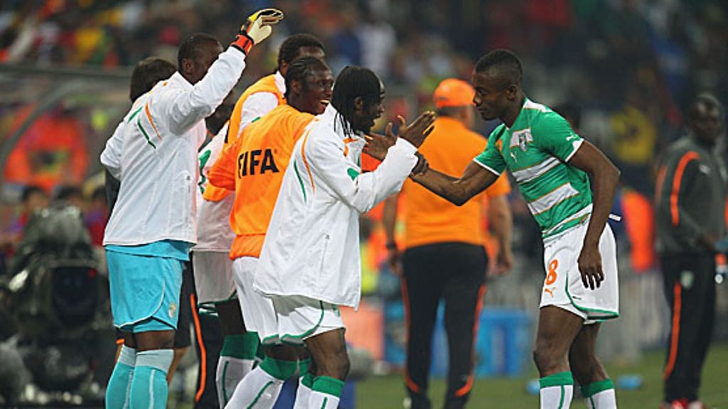 Salomon Kalou (oik.) saa onnittelut maalistaan, kuva: Cameron Spencer/Getty Images