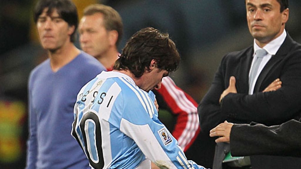 Lionel Messi poistuu Saksa-ottelusta. Kuva: Chris McGrath/GETTY.