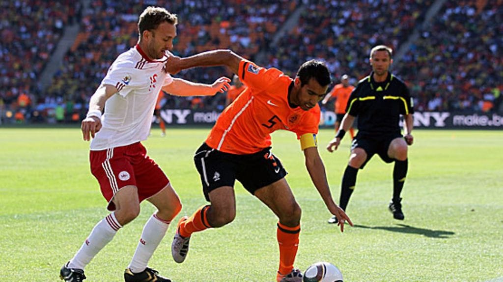 Tanskan Dennis Rommedahl ja Giovanni van Bronckhorst. Kuva: Christof Köpsel/GETTY.