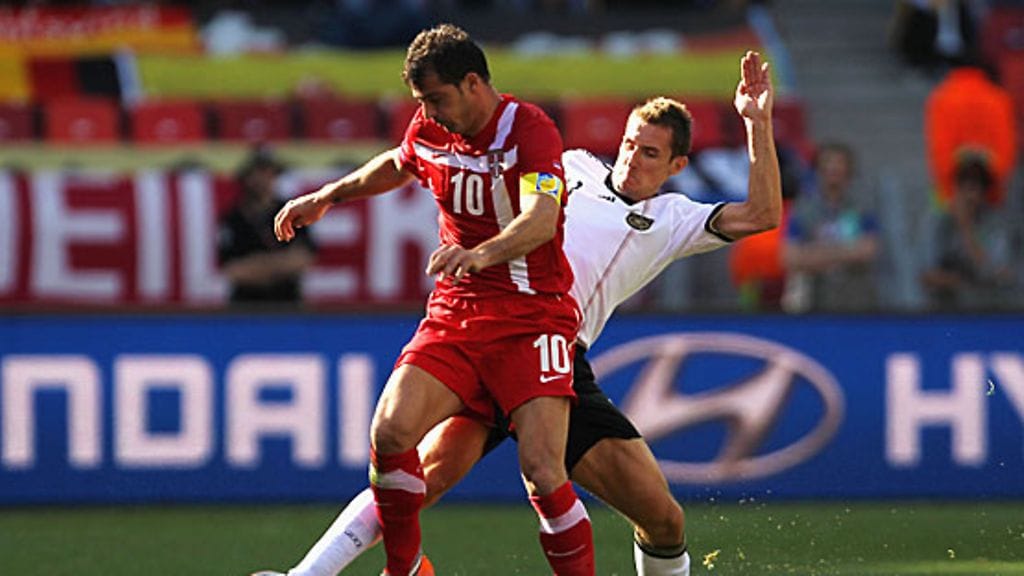 Miroslav Klose kurottaa kohtalokkaasti kohti Dejan Stankovicin nilkkaa. Kuva: Clive Rose/GETTY.